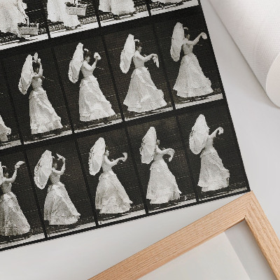 Plakát Žena zvedající košík, mávající kapesníkem (1887) – fotografie od Eadwearda Muybridge