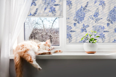 Zatemňovací roleta na okno v modrém květinovém motivu