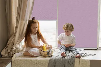 Látková roleta na okno v růžovém provedení