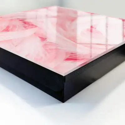 Designová skříňka na klíče Růžová pírka