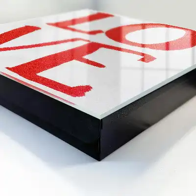Designová skříňka na klíče Červená láska