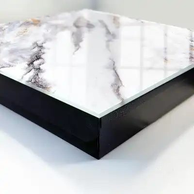 Designová skříňka na klíče Mramorová elegance