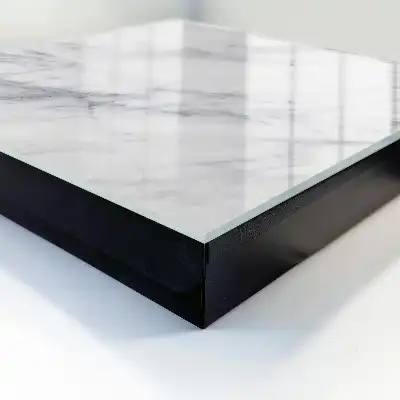 Designová skříňka na klíče Mramorová elegance