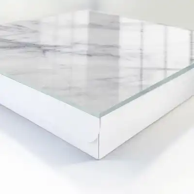 Designová skříňka na klíče Mramorová elegance