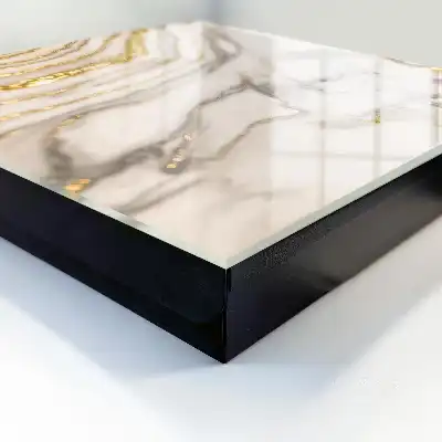 Designová skříňka na klíče Mramorové žilky