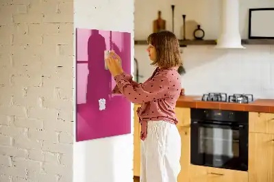 Magnetická psací tabule v sytě růžové barvě