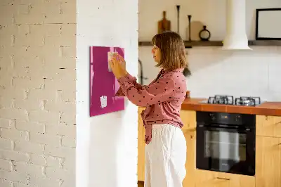 Magnetická psací tabule v sytě růžové barvě