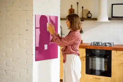 Magnetická psací tabule v sytě růžové barvě