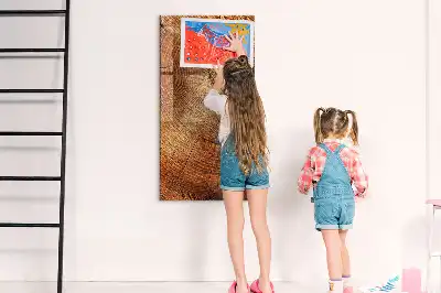 Magnetická kreslící tabule ve tvaru průřezu kmenem