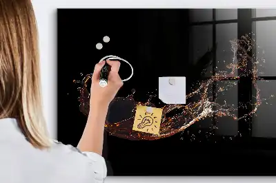 Magnetická tabule na kreslení v designu rozlitého nápoje