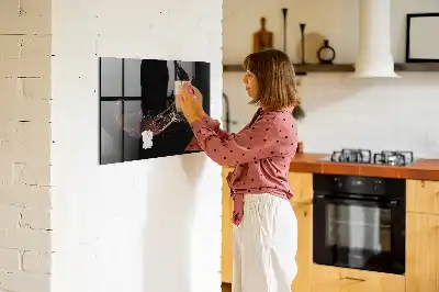 Magnetická tabule na kreslení v designu rozlitého nápoje