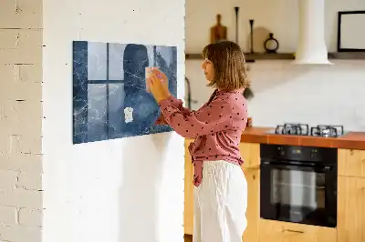 Magnetická popisovací tabule v elegantním mramorovém designu