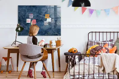 Magnetická popisovací tabule v elegantním mramorovém designu