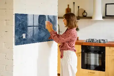 Magnetická popisovací tabule v elegantním mramorovém designu