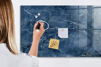 Magnetická popisovací tabule v elegantním mramorovém designu
