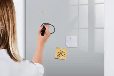 Magnetická tabule na kreslení ve světle šedé barvě