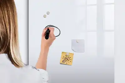 Magnetická popisovací tabule ve světle bílé barvě