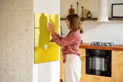 Magnetická tabule na kreslení ve světle žluté barvě