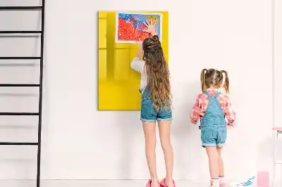 Magnetická tabule na kreslení ve světle žluté barvě