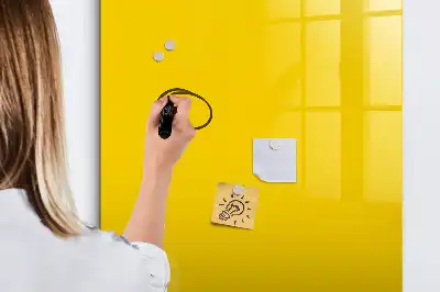 Magnetická tabule na kreslení ve světle žluté barvě