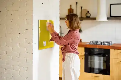 Magnetická tabule na kreslení ve světle žluté barvě