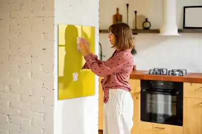 Magnetická tabule na kreslení ve světle žluté barvě
