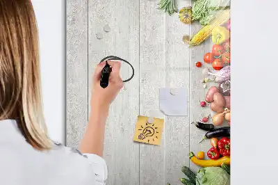 Magnetická popisovací tabule se zeleninou na dřevěném podkladu