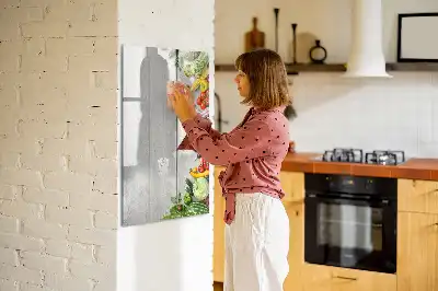 Magnetická popisovací tabule se zeleninou na dřevěném podkladu
