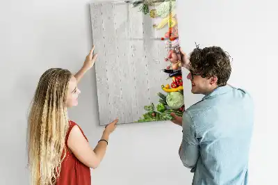 Magnetická popisovací tabule se zeleninou na dřevěném podkladu