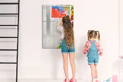 Magnetická popisovací tabule se zeleninou na dřevěném podkladu