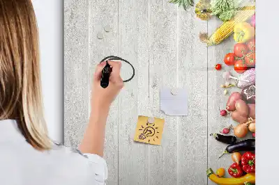 Magnetická popisovací tabule se zeleninou na dřevěném podkladu