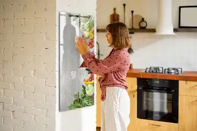 Magnetická popisovací tabule se zeleninou na dřevěném podkladu
