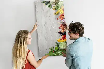 Magnetická popisovací tabule se zeleninou na dřevěném podkladu