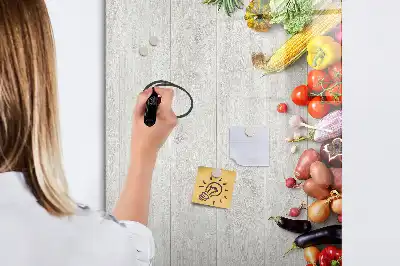 Magnetická popisovací tabule se zeleninou na dřevěném podkladu