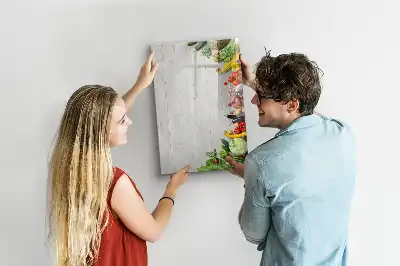 Magnetická popisovací tabule se zeleninou na dřevěném podkladu