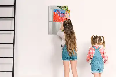 Magnetická popisovací tabule se zeleninou na dřevěném podkladu