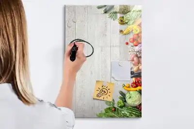 Magnetická popisovací tabule se zeleninou na dřevěném podkladu