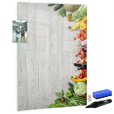 Magnetická popisovací tabule se zeleninou na dřevěném podkladu