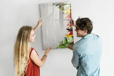Magnetická popisovací tabule se zeleninou na dřevěném podkladu