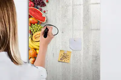Magnetická tabule na kreslení se zeleninou na dřevěném podkladu