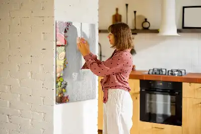 Magnetická tabule na kreslení se zeleninou na dřevěném podkladu