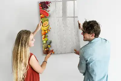 Magnetická tabule na kreslení se zeleninou na dřevěném podkladu