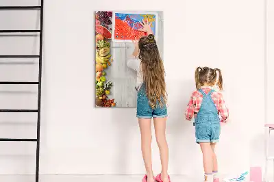 Magnetická tabule na kreslení se zeleninou na dřevěném podkladu