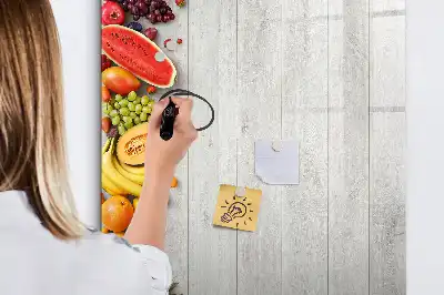 Magnetická tabule na kreslení se zeleninou na dřevěném podkladu