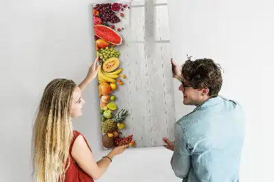 Magnetická tabule na kreslení se zeleninou na dřevěném podkladu