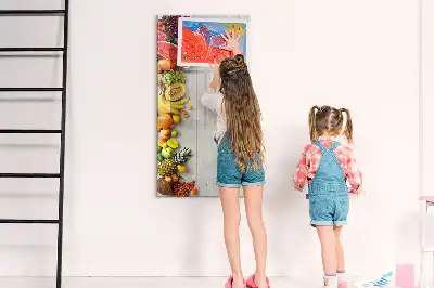 Magnetická tabule na kreslení se zeleninou na dřevěném podkladu