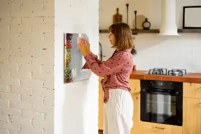 Magnetická tabule na kreslení se zeleninou na dřevěném podkladu