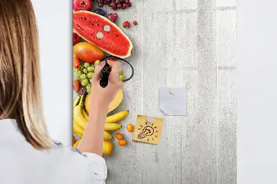 Magnetická tabule na kreslení se zeleninou na dřevěném podkladu