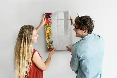 Magnetická tabule na kreslení se zeleninou na dřevěném podkladu