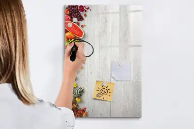 Magnetická tabule na kreslení se zeleninou na dřevěném podkladu